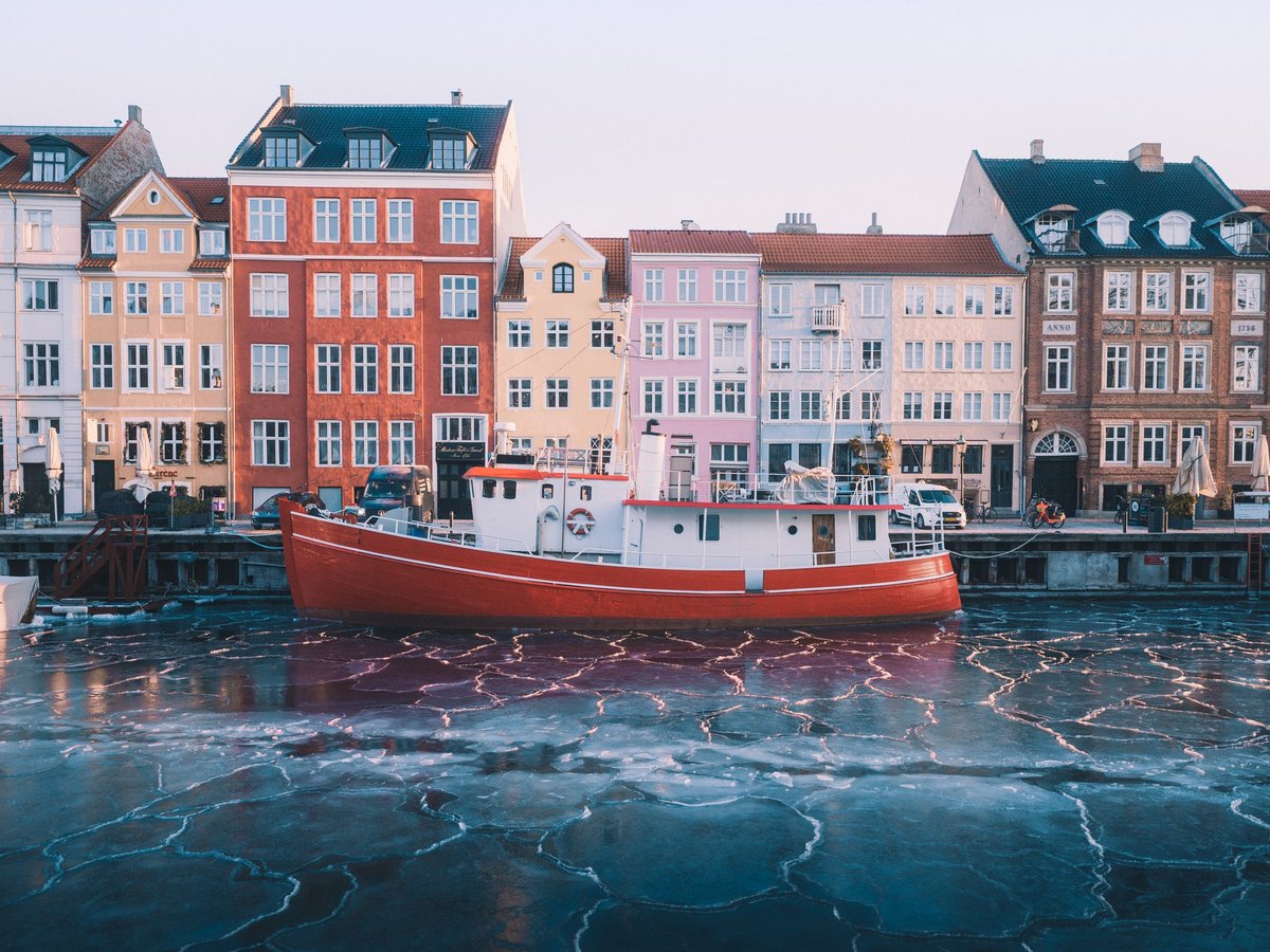Beautiful boat with some nice houses.